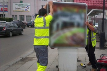 У Луцьку «прибрали» незаконно встановлені лайтпостери