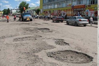 Автодорожники нарешті приступили до ремонту доріг у містечку під Луцьком