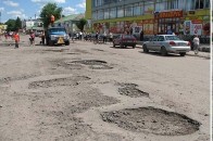 Автодорожники нарешті приступили до ремонту доріг у містечку під Луцьком