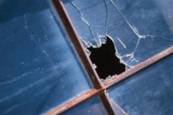 На Волині жінка через ревнощі посередночі побила вікна офісу, де працює її чоловік