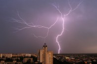 На Волині блискавка влучила у будинок молодого подружжя