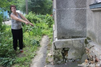 На одній з вулиць Луцька розвалюється будинок