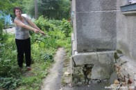 На одній з вулиць Луцька розвалюється будинок