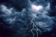На Волині пенсіонерка вижила після жахливого удару блискавки