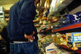 Волинянин заради 56 пляшок горілки і палки ковбаси розтрощив стіну магазину
