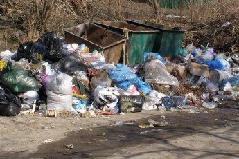 Лучани скаржаться на вуличне сміття, а мер міста просить мешканців бути «людьми»