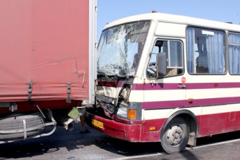 На Волині внаслідок зіткнення рейсового автобуса із вантажівкою госпіталізували 4 пасажирів