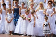 У центрі Луцька відбувся ІІІ парад наречених