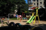 В обласному центрі Волині просто посеред спортивного майданчика збудували дитячий