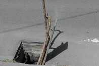 У Луцьку перед храмом - відкриті люки, а комунальникам нема й діла