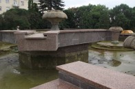 У Луцьку викачали брудну воду з фонтану, а залити чисту забули