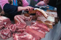 У Луцьку муніципальна дружина на ярмарці розігнала селян, які продавали продукцію без холодильників