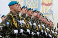 У самому центрі Луцька військовослужбовці риють траншеї для теплотраси