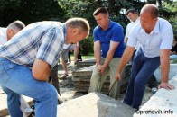 На Волині депутати власноруч ремонтують площу