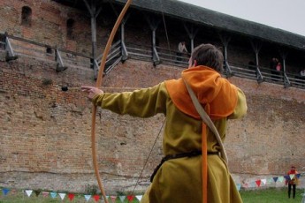 У Луцькому замку змагалися українські та білоруські лучники
