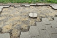Тротуарна плитка біля луцького монастиря продовжує зникати, а владці про це й не здогадуються