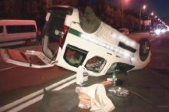 У Києві жінка, яка їхала за кермом автомобіля марки Lexus, перекинула на дах Citroen