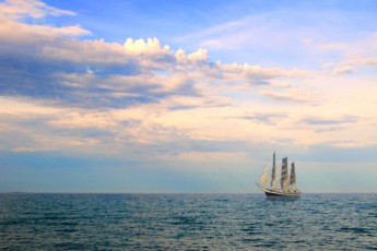 В Азовському морі затонув український баркас з рибалками