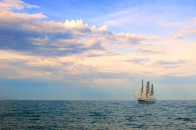 В Азовському морі затонув український баркас з рибалками