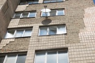 У центрі Луцька обсипається 9-поверхівка, а влада відмовляється визнавати її аварійною