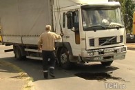 У Києві 5-тонна вантажівка на ходу провалилася в асфальт
