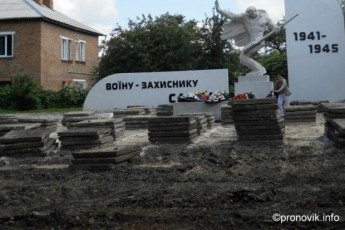 Скандальний об’єкт у Нововолинську, де проводиться ремонт скверу, досі не обгороджено