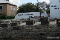 Скандальний об’єкт у Нововолинську, де проводиться ремонт скверу, досі не обгороджено