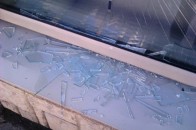 Просто в центрі Луцька невідомі розбили вітрину банку