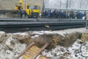 В Старому Луцьку впав паркан, який висів над триметровою прірвою