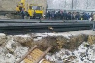 В Старому Луцьку впав паркан, який висів над триметровою прірвою