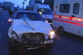 У центрі Києва на світлофорі «Мерседес» на шаленій швидкості протаранив дві автівки