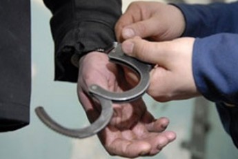 На Волині раніше судимий чоловік розгулював містом з наркотиками та кастетом, які він знайшов поблизу смітника