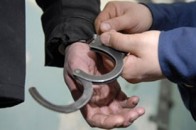 На Волині раніше судимий чоловік розгулював містом з наркотиками та кастетом, які він знайшов поблизу смітника