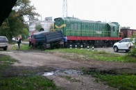 На Харківщині потяг врізався у вантажівку і протягнув її аж до проїжджої частини