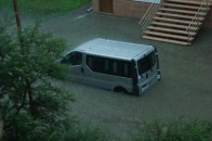 Внаслідок зливи у Луцьку тонуть автівки, офісні приміщення та торгові центри