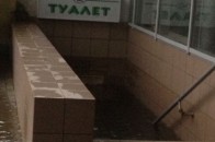 Через сильний дощ у Луцьку людей заблокувало у вбиральні торгового центру