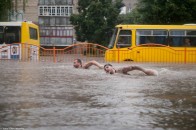 Через сильний дощ у Луцьку спальні райони міста перетворились в олімпійський басейн