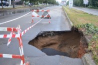 Зі зливою у Луцьку провалився асфальт