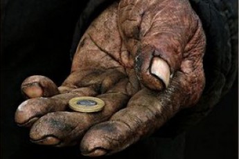 У центрі Луцька жебракує «дивна пара»