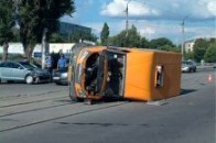 У Луганську ЗАЗ, за кермом якого знаходився 74-річний дідусь, перекинув маршрутку з пасажирами