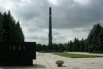 До Дня Незалежності Луцьк «красуватиметься» відремонтованим меморіалом