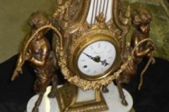 Волинські митники «виловили» на Ягодині партію контрабандних картин та старовинні годинники