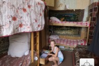 У «будинку-рукавичці», де мешкає дві багатодітні сім'ї, впала стіна, проте владі байдуже