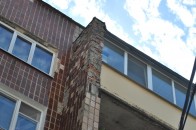 З луцьких будинків відвалюється облицювальна плитка