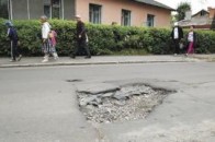 Волинським комунальникам байдуже на великі ями на дорогах?