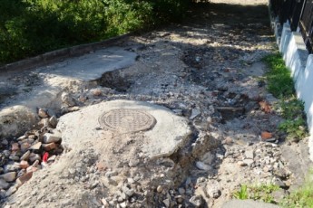 У центрі Луцька після аномальної зливи розмило дорогу