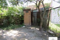 У Луцьку надвірні вбиральні міська рада втискує у напівзруйновані спальні