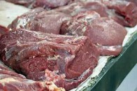 У Луцьку в спеку м’ясо на ярмарці продають без холодильників, а мух зганяють кленовою гілкою
