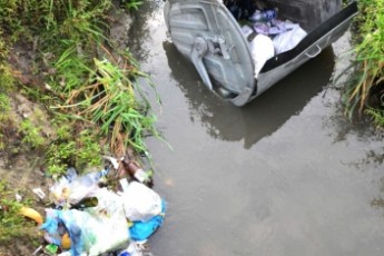 У Луцьку вночі в річку викинули контейнер зі сміттям