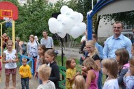 У Луцьку благодійники збудували для дітей новий майданчик